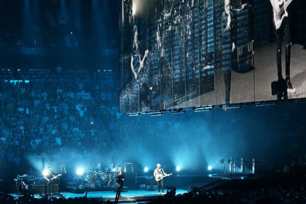 U2-iNNOCENCE-eXPERIENCE-TOUR-10-min