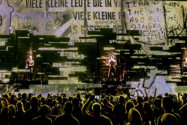 U2-iNNOCENCE-eXPERIENCE-TOUR-7-min