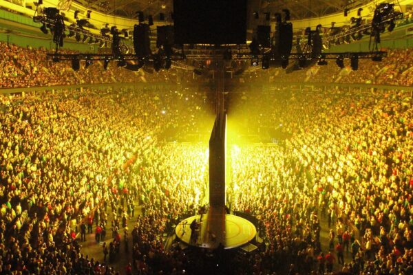 U2-iNNOCENCE-eXPERIENCE-TOUR-9-min